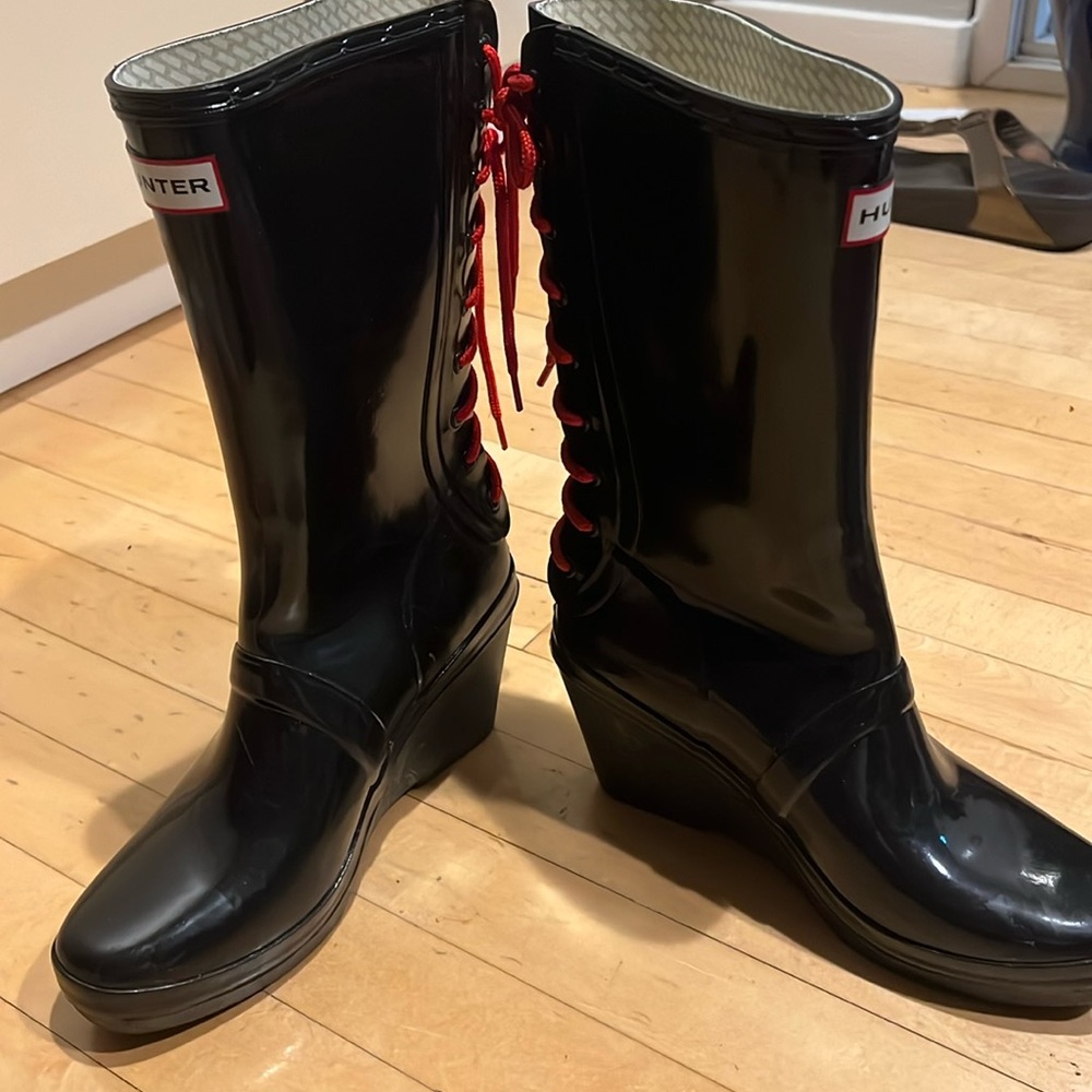 Hunter wedge rain boots!
